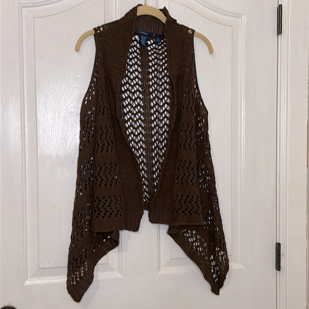 Westbound Bohemian brown crocheted vest. Size large with angle style hem